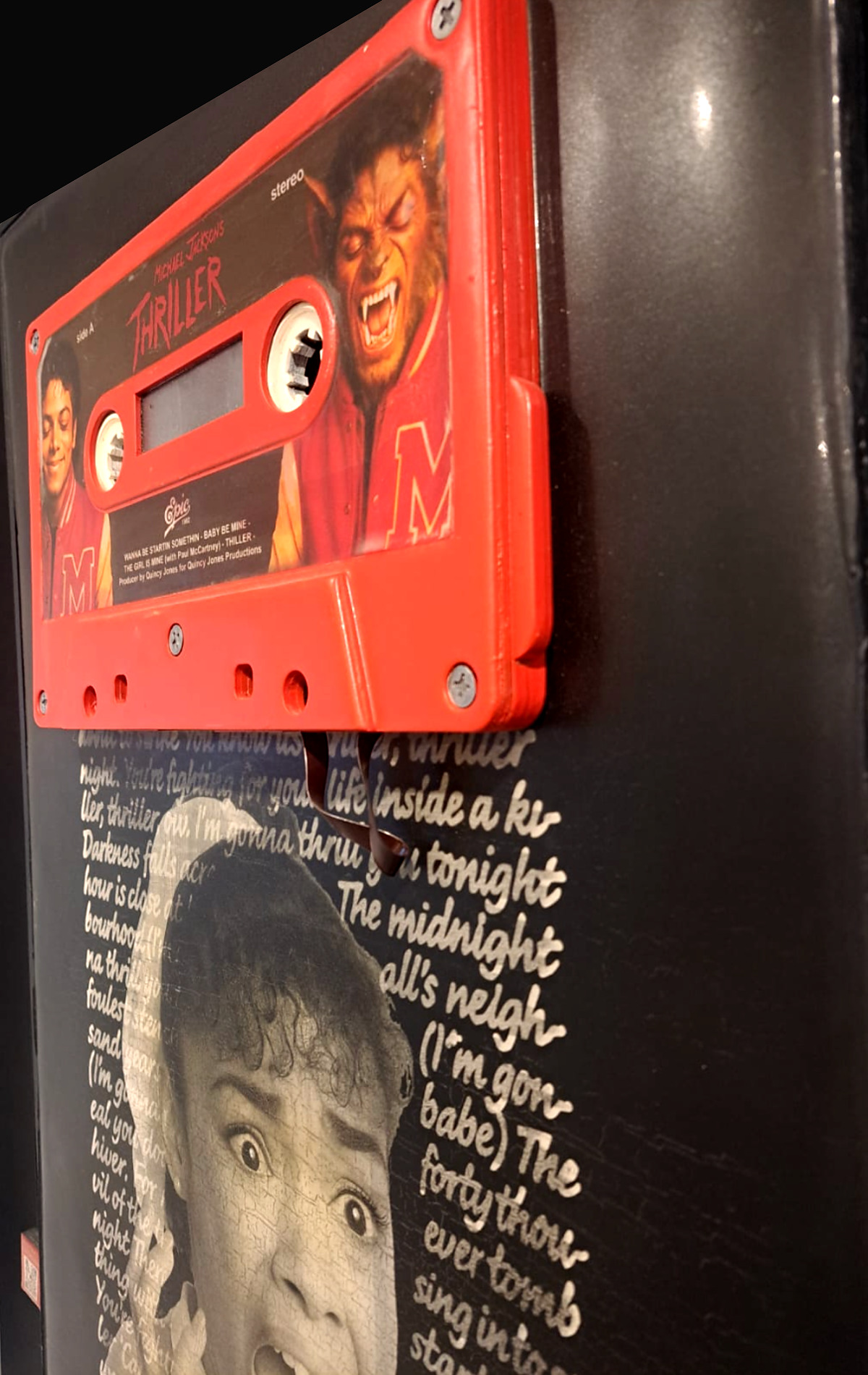 Vista lateral del casete corpóreo de la obra dedicada a Michael Jackson